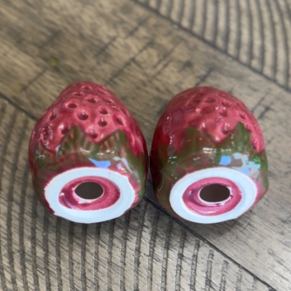 Vintage Strawberry Salt & Pepper shakers - Picture 4 of 4